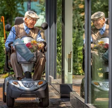 Senior Transportation – 14 Alternatives to Driving for Mobility and Independence