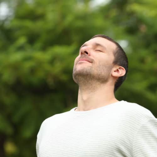 Man taking breaks in the middle of exercise 