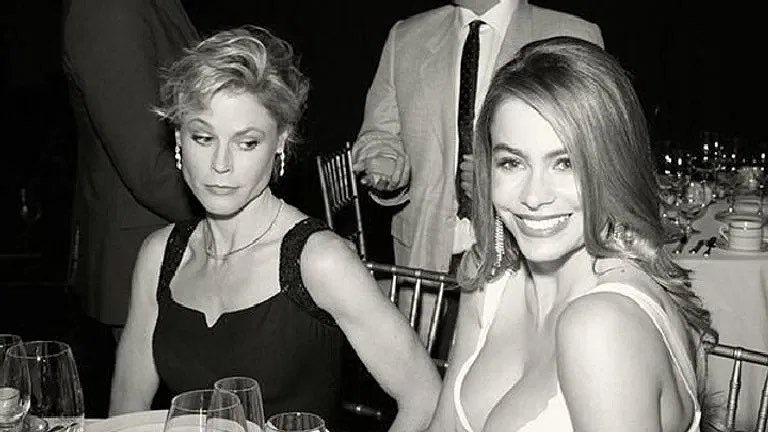 Julie Bowen caught staring at Sofia Vergara