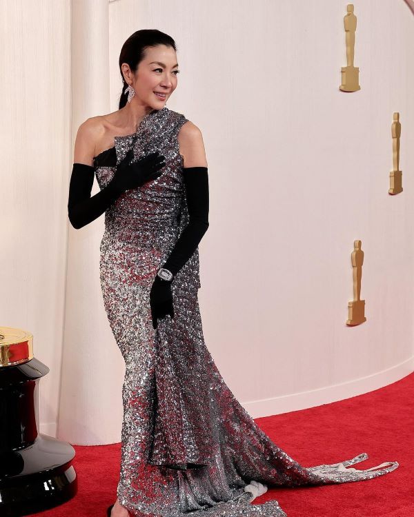 Michelle Yeoh stunning look on red carpet