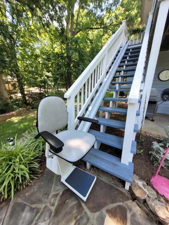 Outdoor stair lift