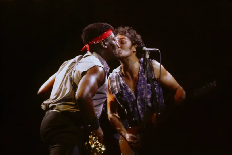 Bruce Springsteen kissing his band artist on stage