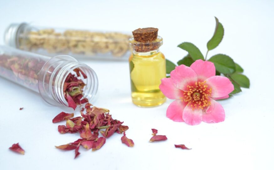 8 Amazing Benefits of Rosehip Oil for Skin