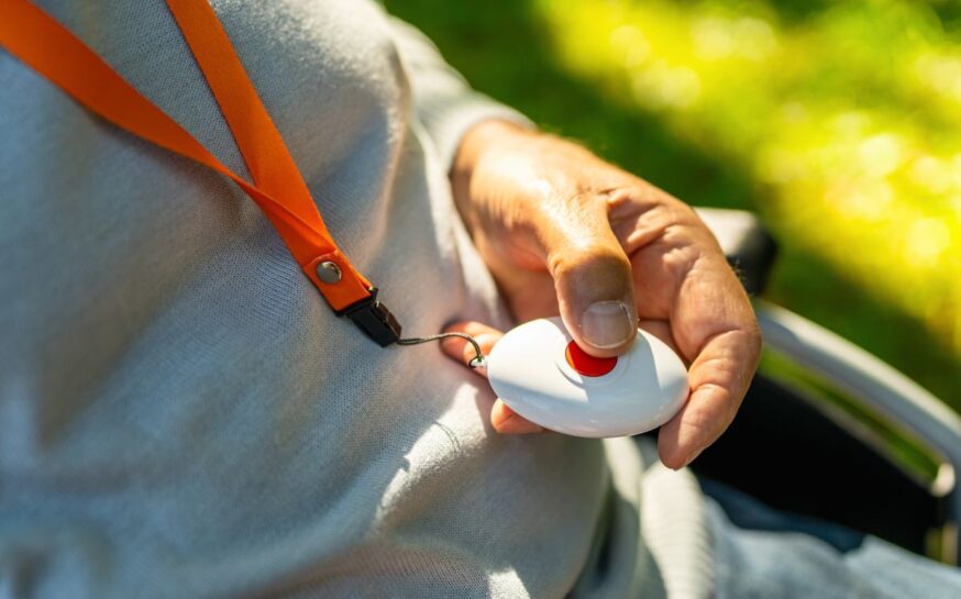 6 Reasons to Use a Medical Alert Device When Traveling