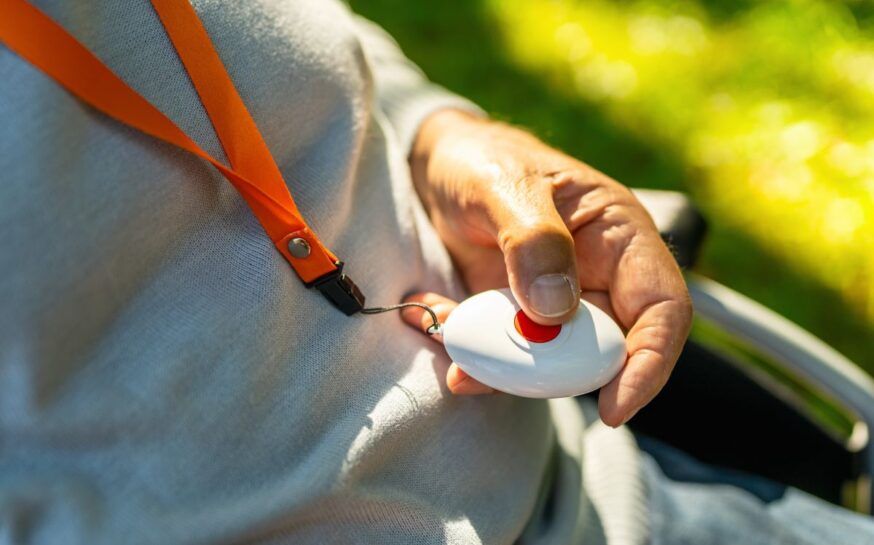 6 Reasons to Use a Medical Alert Device When Traveling