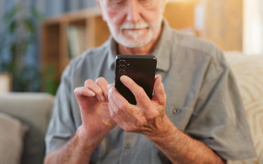 Android vs iPhone – Choosing a Device That Fits You After 60