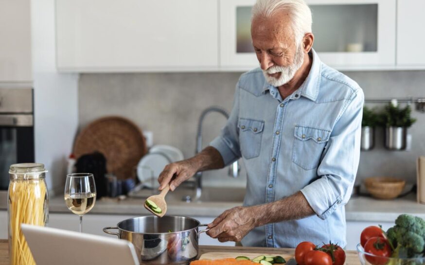How to Maintain Independence in the Kitchen As You Age